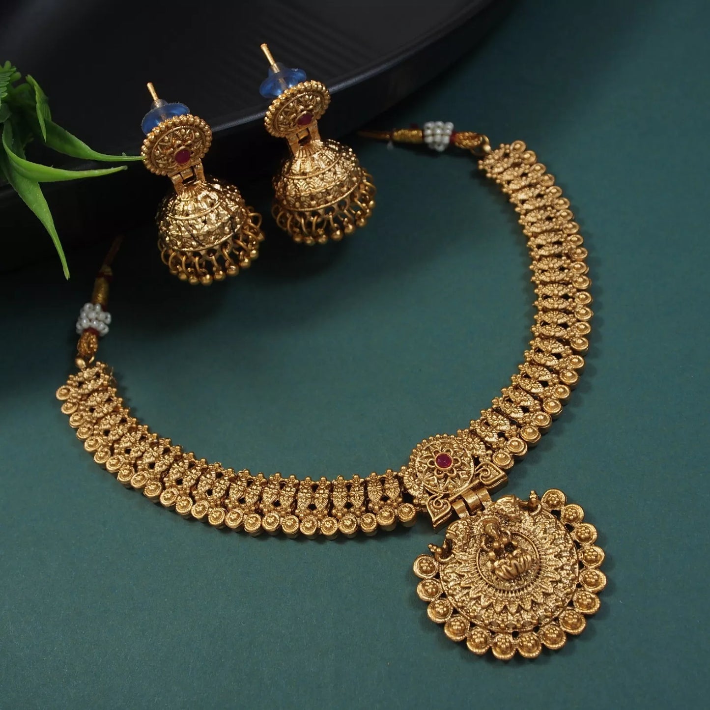 Elegant Gold-Plated Jewellery Set for Women – Necklace & Earrings